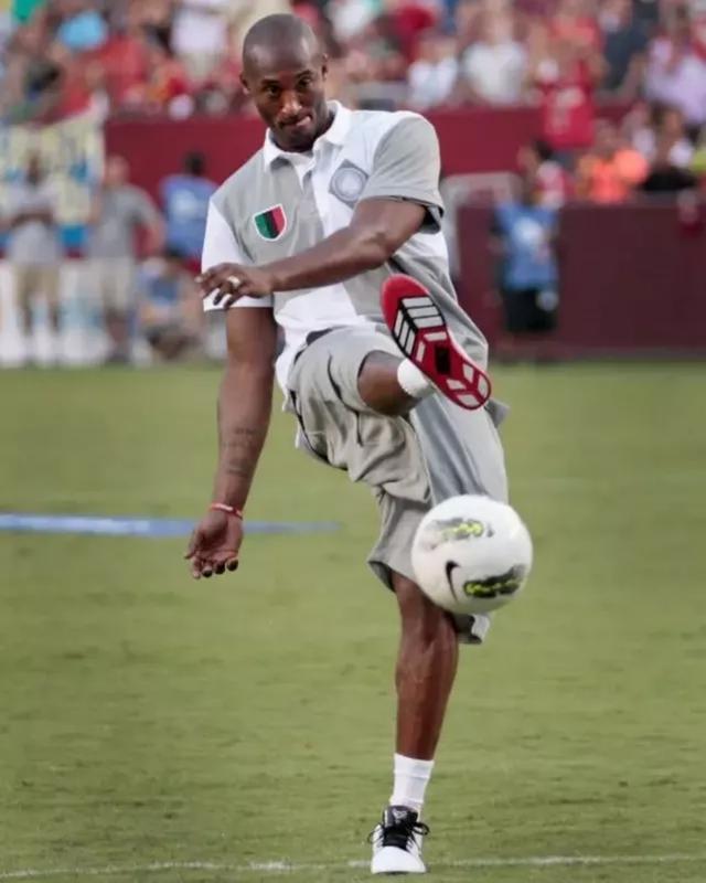 拜仁莱万多夫斯基关键进球锁定胜局