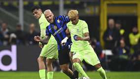 萨拉赫无缘利物浦欧冠名单，斯洛特称俱乐部必须作出回应；此前萨拉赫因未首发炮轰球队