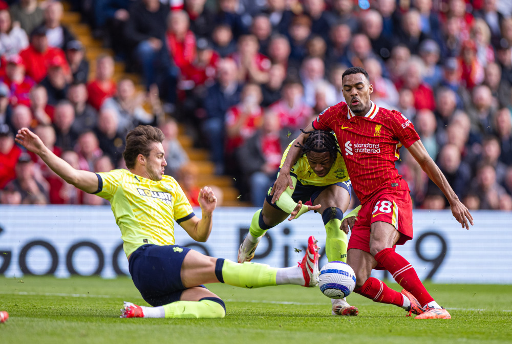 罗马诺：切尔西认为埃斯特旺是完美签约，愿笑着支付浮动条款