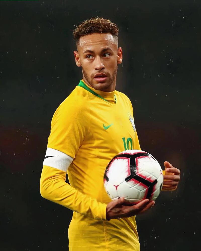 埃芬博格：拜仁前场三人能给卡尔空间，把他与梅西相比没好处