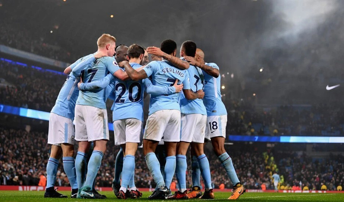 庆祝波兰独立日，莱万将纽约帝国大厦点亮为白红色